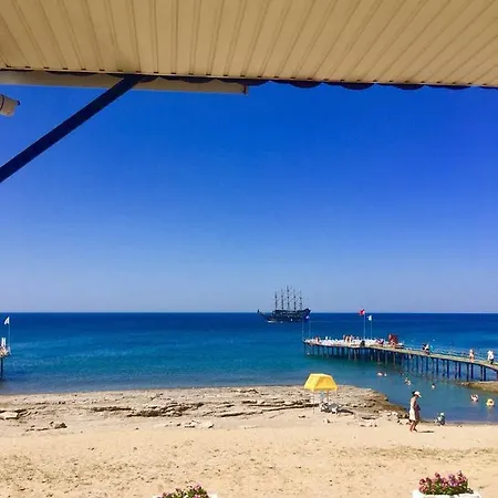Nazan Sitezi на берегу Alanya